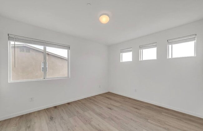 Building Photo - Elegant 5-Bedroom, 3.5-Bathroom Home –1st ...
