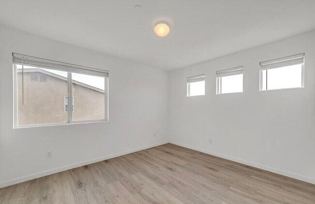 Building Photo - Elegant 5-Bedroom, 3.5-Bathroom Home