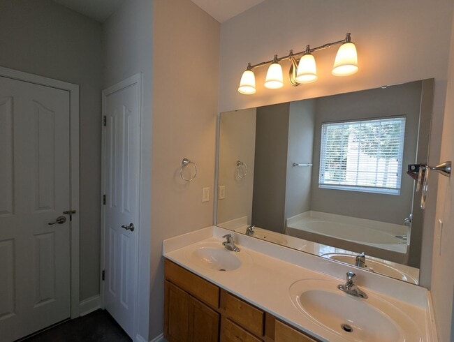 Building Photo - 4BR Main Floor Master, Huntersville
