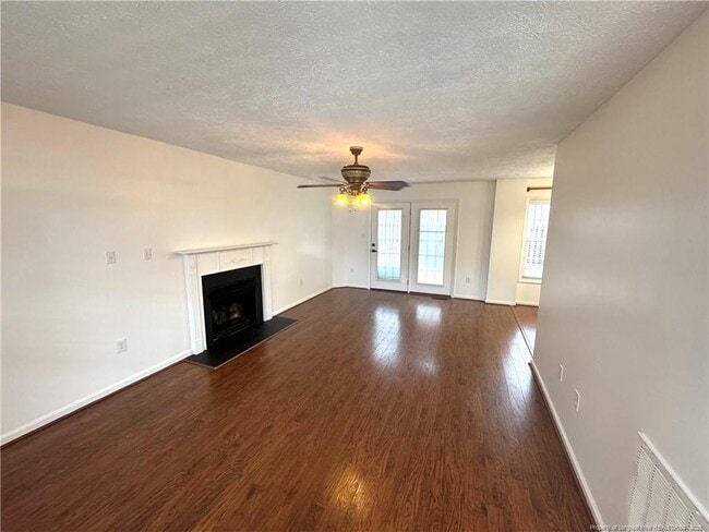 Building Photo - 1050 Roundabout Rd