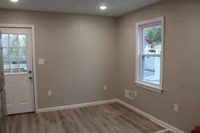 Building Photo - 607 Smith St