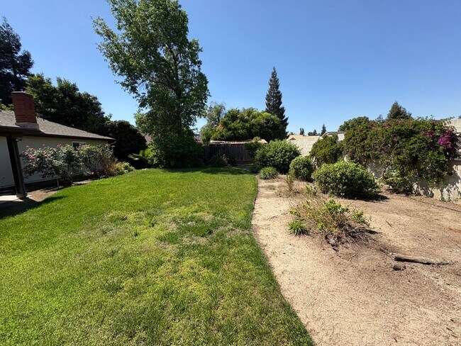 Building Photo - Beautiful Home with solar Rent Ready!