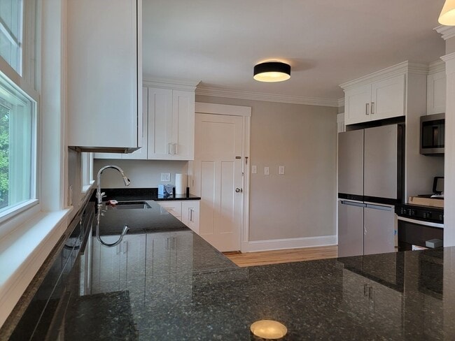 Building Photo - 29 Noble St