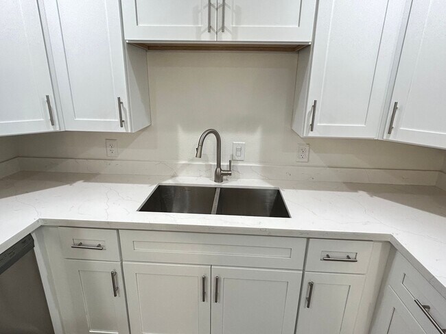 Building Photo - Remodeled Home Near Downtown Chandler!