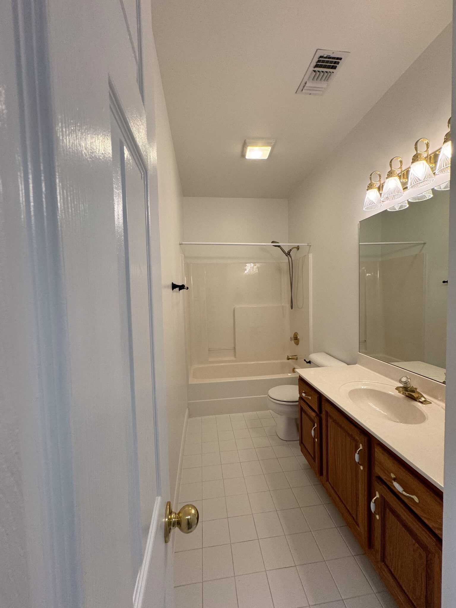 Bath2 between BR2 and BR3 - 806 Muscogee Way
