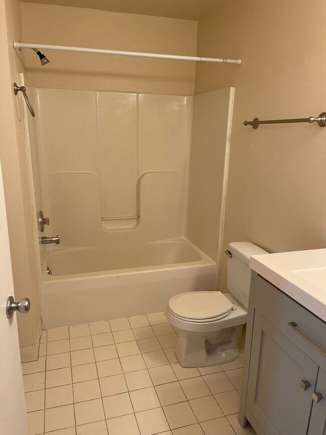 Building Photo - 105 Foxfire Dr