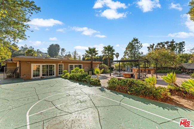 Building Photo - 18125 Lake Encino Dr