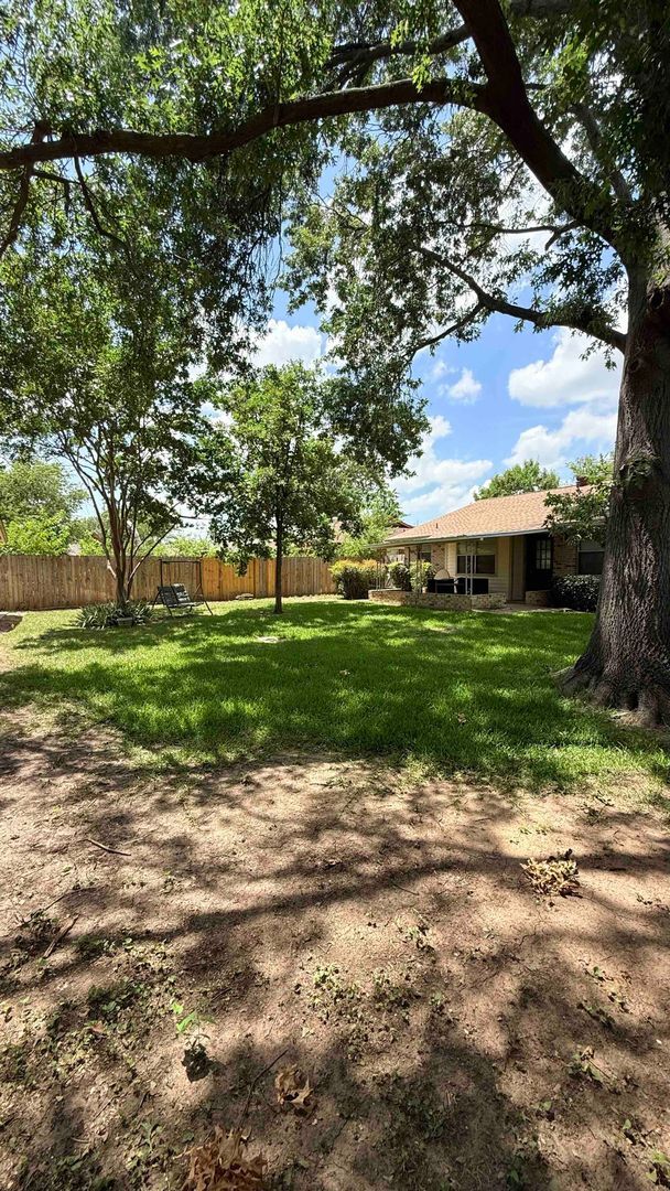Building Photo - 3 bedroom / 2 bath / 2 car garage - Covere...