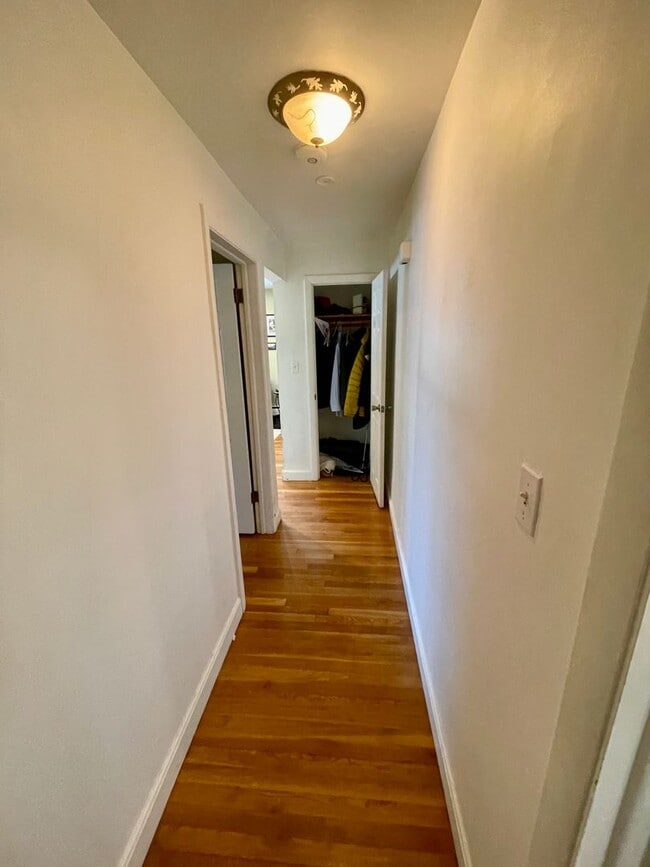 Building Photo - 1 Bedroom Condo for Rent $2,400