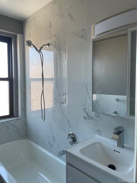 Building Photo - 300 Main St