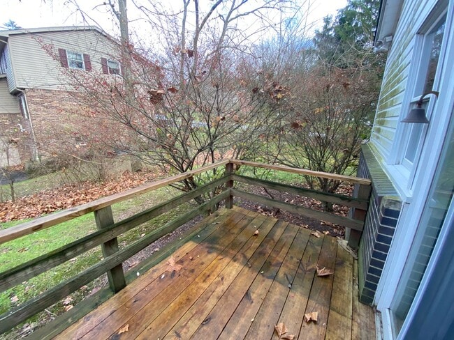 Building Photo - Large 4 Bedroom House, Franklin Regional S...