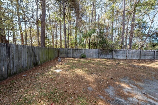 Building Photo - 2 Bedroom, 1.5 Bathroom Townhome - Summerville