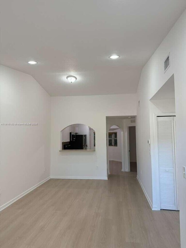 Building Photo - 1300 SE 31st Ct