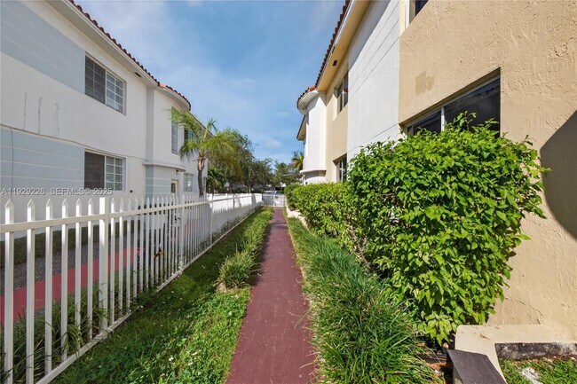 Building Photo - 1220 Marseille Dr