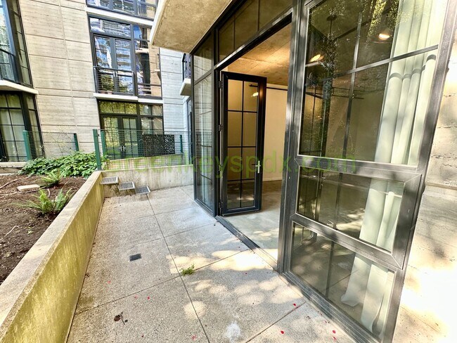 Building Photo - Studio Condo Available in the Pearl's Stre...