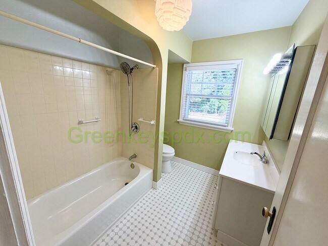 Building Photo - Lovely 3-Bedroom, 2-Bathroom House with Detached Garage in North Portland