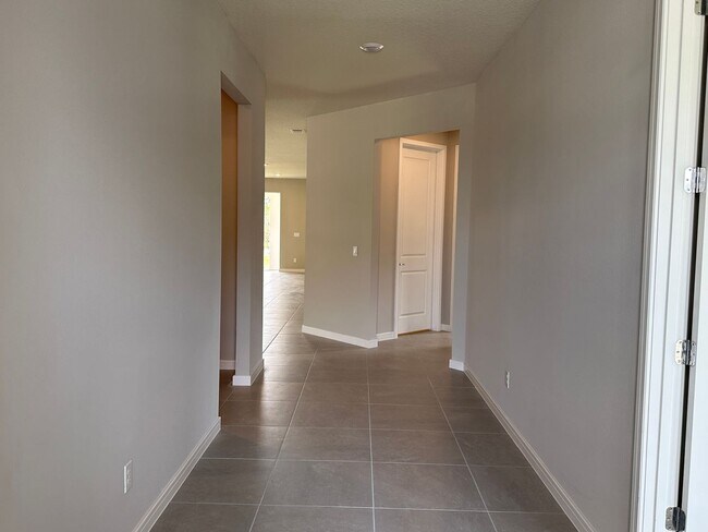 Building Photo - Stunning 4/2 close to Lake Nona!!