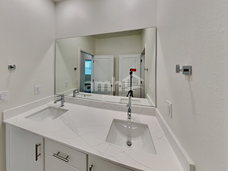 Building Photo - 501 Speckled Orchid Pl