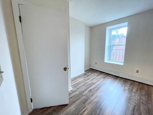 Building Photo - 92 Hammond St