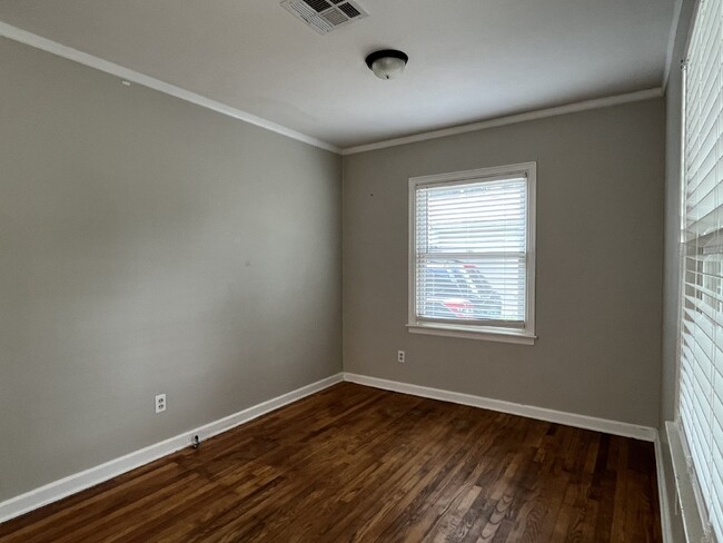 Building Photo - "Spacious 3-Bedroom Duplex with 2 Full Bat...