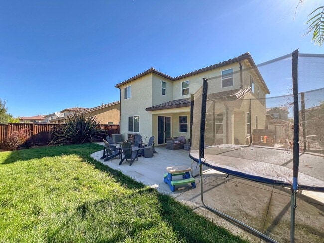 Building Photo - Perfect Family Home in Hollister