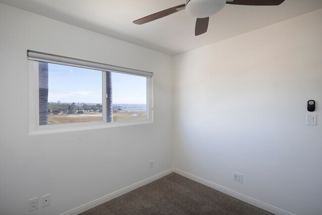 Building Photo - Stunning 2 Bed/1 Bath With Bay Views In Cr...