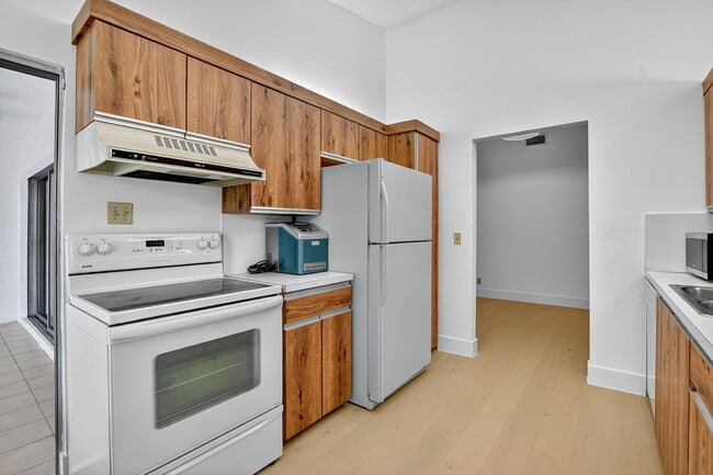 Building Photo - 708 Lago Rd