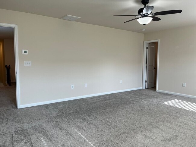 Building Photo - AMAZING LOCATION, Fantastic 4 Bed Home, In...