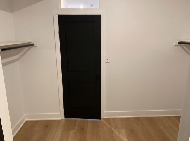 Building Photo - Modern Large 1 BED 1.5 BATH in Port Richmond!