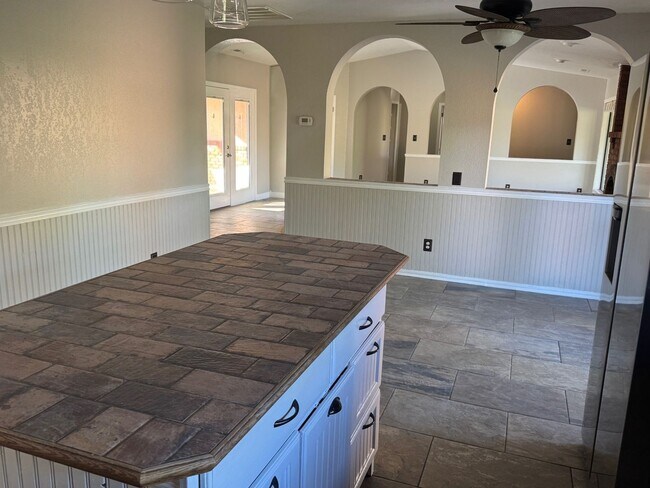 Building Photo - 4 Bed 2.5 Bath Home for Rent