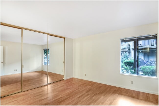 Building Photo - 2 Bedroom Ground Floor Irvine Condo