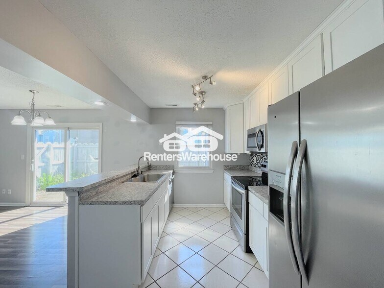 Building Photo - 651 Ridge Cir