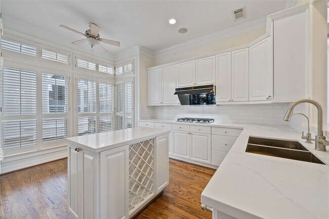 Building Photo - 1515 Hyde Park Blvd