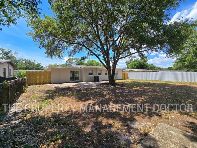 Building Photo - Spacious 4BR Tampa Home | Huge Fenced Backyard & Fresh Updates Throughout