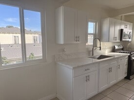 Building Photo - 554 W 92nd St