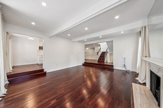 Building Photo - Luxury 3-Level Townhome in Highly Desirable Sharon Heights Neighborhood