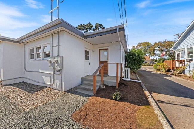 Building Photo - MOVE IN SPECIALCharming 2 bedroom duplex