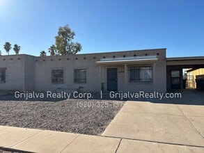 Building Photo - 3 Bed, 2 Bath Townhouse for Rent on the East Side (Escalante/Kolb)
