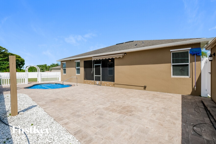 Building Photo - 3440 Summit Ln