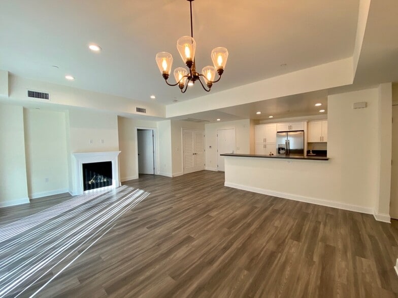 Building Photo - 14934 Burbank Blvd