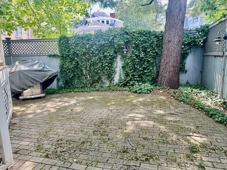 Building Photo - 2 Garden Ln