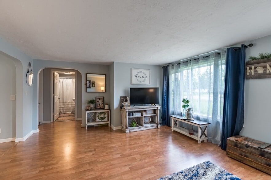 Building Photo - 226302 Swan Ave