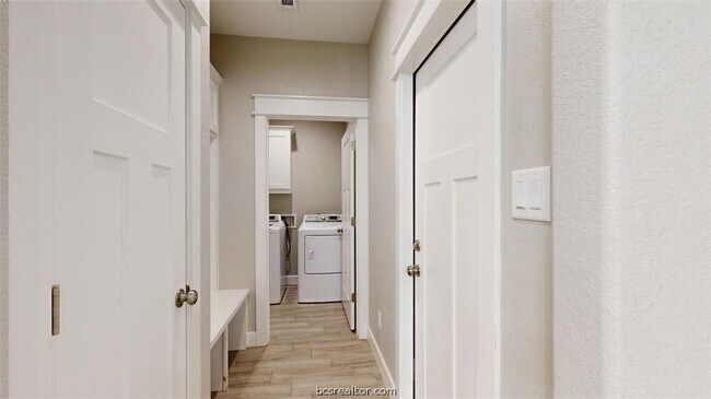 Building Photo - 513 Kubin St