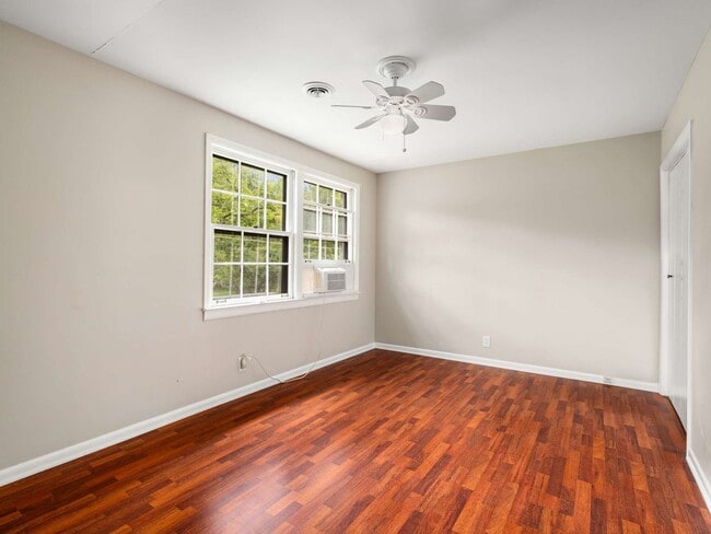 Building Photo - Awesome 2BE/1.5BA duplex in fantastic location in Nashville!