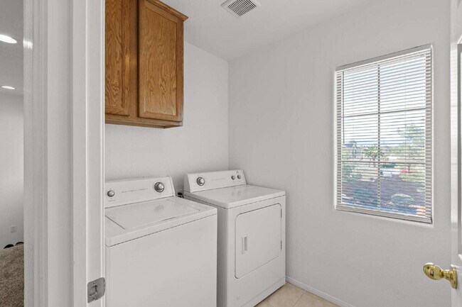 Building Photo - "Spacious 3-Bedroom Oasis with 2.5 Baths on Grandmother Hat Street, North Las Vegas!"