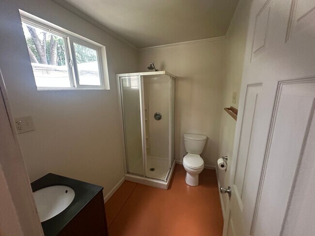 Building Photo - 2 BR w/ Bonus Room/Office