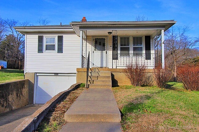 Building Photo - House Close To Campus!