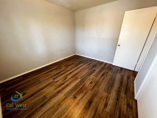 Building Photo - $1995 - Cozy 1/1 located near the Rose Garden