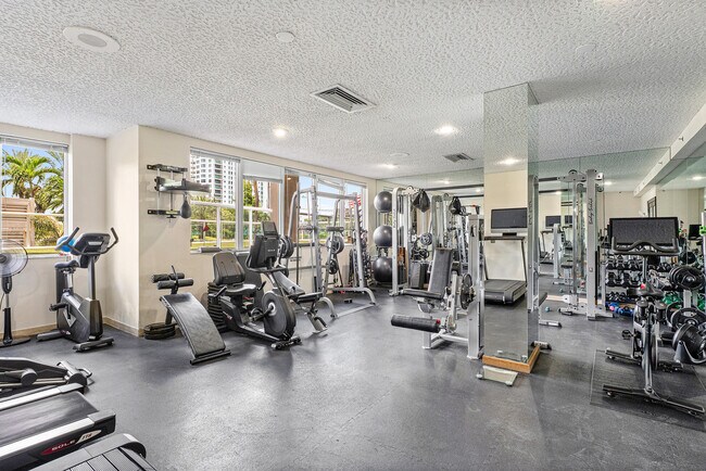Building Photo - 3000 Holiday Dr