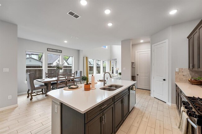 Building Photo - 1550 Park Path Dr